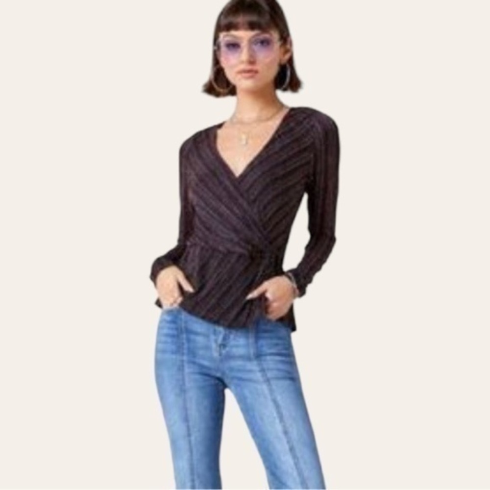 Francesca’s Mi Ami Bonnie Glitter Surplice Knit Blouse 💕
